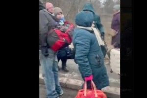 Йшли 4 кілометри під обстрілами з дітьми на руках: окупанти обстріляли біженців з Макарова (Відео)