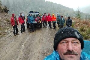 Бійці ДСНС три дні шукали у Карпатах заблукалого грибника, а він прийшов додому сам (Фото)