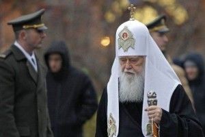 Порошенка просять зробити Патріархів Варфоломія та Філарета Героями України