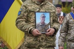 Коли виносили труну, небо заплакало: на Волині провели в останню дорогу безстрашного Героя (Фото)