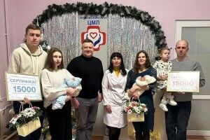 Першим малюкам, які з'явилися на світ у Нововолинську у 2024 році вручили подарунки