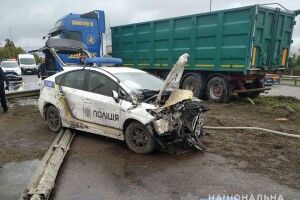 На Рівненщині сталася ДТП за участі вантажівки та авто поліції (Фото)