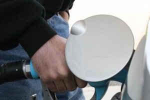 На рівненській АЗС водій обірвав заправний шланг