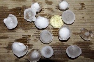 У Карпатах сильна злива з градом затопила курортне місто 