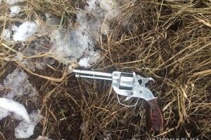 На дачному масиві поліція спіймала злодія з ломом, пістолетом.. і двома банками меду (Фото)