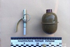 У Рівному поліцейські повідомили про підозру у незаконному придбанні та збуті гранати, тротилових шашок уродженцю Донецька