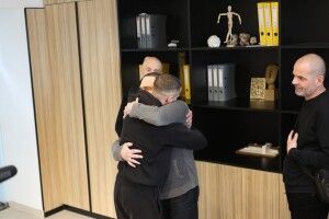 Син донора зустрівся з трьома чоловіками, яким пересадили органи його батька