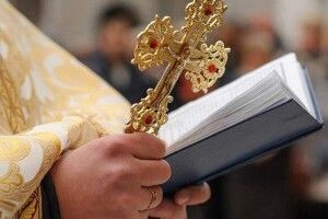 Винесли навіть унітаз: як на Рожищенщині представники упц мп звільняли парафіяльну оселю (Відео)