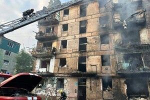 Вже є троє загиблих внаслідок влучання ракети в будинок у Кривому Розі 