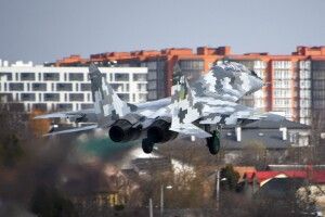 Google Maps оновив фотографії Луцького аеродрому, зроблені з космічного супутника, і показав усьому світу наші винищувачі (Фото)