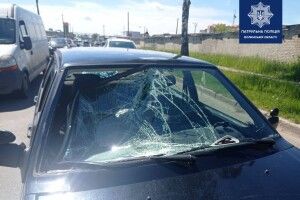 У Луцьку велосипедист влетів під машину (Фото) 