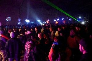 2000 учасників! Французька поліція вже добу не може розігнати масштабну підпільну вечірку