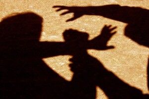 Напала посеред міста: у Луцьку жінка побила 16-річну студентку