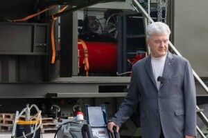 Порошенко, який готує нову партію допомоги для фронту, закликав владу не блокувати підтримку ЗСУ