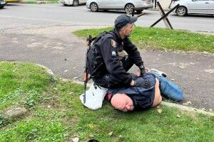 У Луцьку чоловік під час повітряної тривоги розбив кіоск, бо хотів сигарет (Фото)
