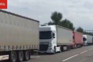 На Волинській митниці вантажівки другий день стоять у черзі