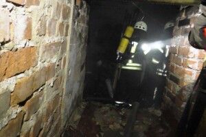 Двоє безхатченків ледь не згоріли в підвалі рівненської багатоповерхівки