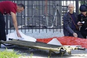 Батько дві години читав молитви над загиблим сином: росіяни вбили 13-річного хлопчика і подружжя в Харкові (Фото)