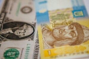 Гривня відносно долара знецінюється десятий день поспіль