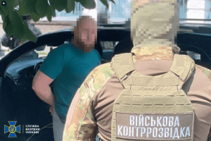 Допомагали оформити документи на виплату родинам загиблих воїнів, а потім вимагали у них половину суми