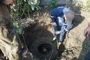 Бійці ДСНС рятували дядька, який застряг відразу в чотирьох автомобільних шинах (Фото)