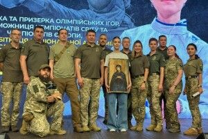 Українські захисники подарували Ользі Харлан цінний оберіг