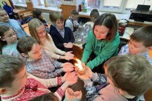 Луцькі школярі вчилися виготовляти окопні свічки для військових
