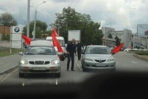 Через автопробіг із червоними прапорами в Запоріжжі сталися сутички