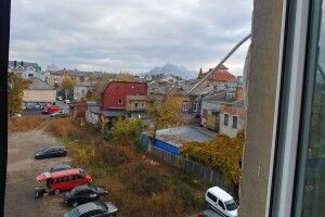 Лучанин у дворі ремонтує машину і не здогадується про вибухи в Луцьку