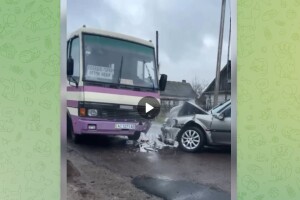 На Волині автомобіль врізався у рейсовий автобус