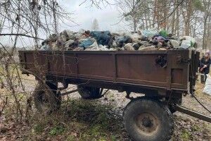 У громаді на Волині з лісу вивезли 8 причепів сміття