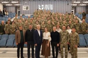 У луцькому виші урочисто вручили погони молодим лейтенантам