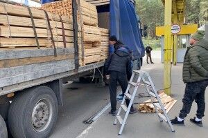 У «Ягодині» прикордонники знайшли партію сигарет серед дощок (Фото, відео)