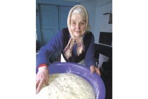  Волинянка Ольга Подвернюк у свої 82 роки пече хліб для захисників України