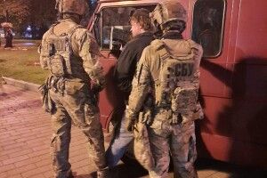 Фото з місця звільнення заручників у Луцьку, відео пострілу у поліцейського