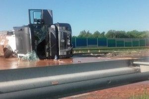 У Польші перекинулася вантажівка: на трасу вилилося 24 тонни шоколаду