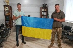Військові подарували синьо-жовтий стяг очільнику громади на Волині 