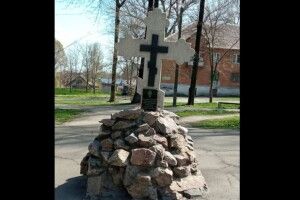 Заради «крутого» фото дівчина вилізла на хрест біля храму
