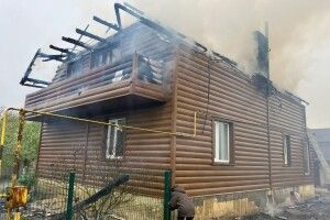 На Рівненщині вогонь охопив двоповерховий будинок (Фото)