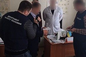 «На гарячому» взяли хабарника у білому халаті – вимагав від пацієнта 36 тисяч «за операцію» (фото)