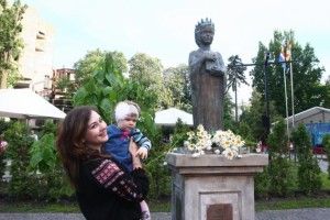 У Києві розквітли троянди, названі на честь доньки Ярослава Мудрого