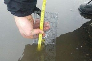 Патрульні у Рівному міряють глибину калюж і складають протоколи на посадовців (фото)