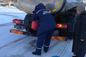 Жителям Авдіївки підвозять воду цистернами (фото)