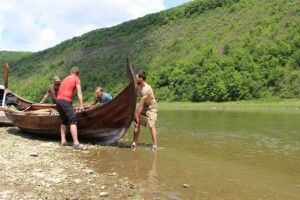 На Дністер спустили середньовічний корабель вікінгів