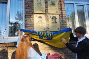 Школу за школою об'єднав біль втрати: в закладах освіти Волині встановили пам'ятні дошки 49 Воїнам