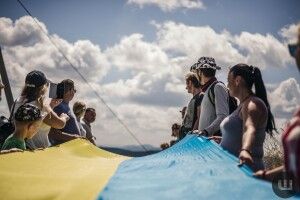 На найвищій вершині Буковинських Карпат розгортали найбільший прапор України