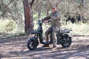 Волинському військовому виконувати бойові завдання допомагає електромопед