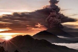 На Балі відбулося виверження священного вулкану Агунг