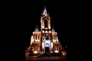 Перша пам’ятка архітектури у Луцьку засяяла вечірніми вогнями