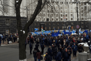Дві кількатисячні колони рухаються до Кабінету міністрів та Верховної ради